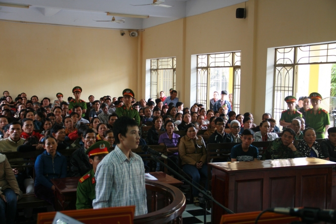 Phi&ecirc;n t&ograve;a thu h&uacute;t nhiều người.