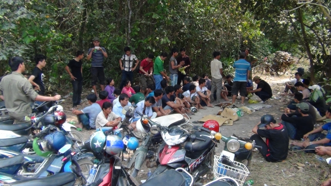 Hiện trường vụ đ&aacute; g&agrave; v&agrave; lắc t&agrave;i xỉu ở Ninh Điền.