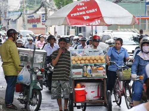 Cảnh b&aacute;n h&agrave;ng rong nhếch nh&aacute;c tại một tuyến đường trung t&acirc;m TP  HCM.