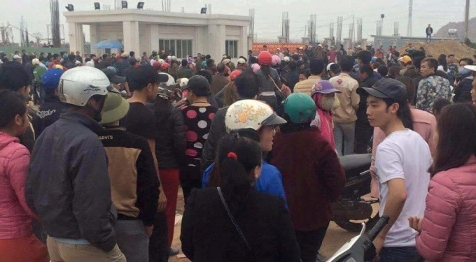 Nhiều người d&acirc;n hoang mang trước tin đồn h&agrave;ng chục c&ocirc;ng nh&acirc;n bị điện giật tử vong. (Ảnh: Face book).