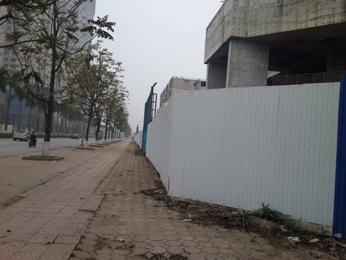 Xung quanh c&ocirc;ng trường vắng vẻ, kh&ocirc;ng c&oacute; b&oacute;ng d&aacute;ng nh&agrave; thầu tổ chức hoạt động thi c&ocirc;ng.