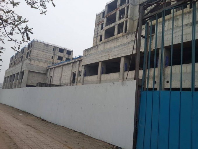 Cốp pha, gi&agrave;n gi&aacute;o bao quanh c&aacute;c t&ograve;a nh&agrave; đ&atilde; được dỡ đi, để lộ khung b&ecirc; t&ocirc;ng, cốt th&eacute;p ph&iacute;a b&ecirc;n trong c&ocirc;ng trường.&nbsp;