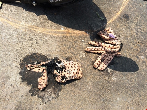 Đ&ocirc;i găng tay bị ch&aacute;y s&eacute;m do chất lỏng văng v&agrave;o.