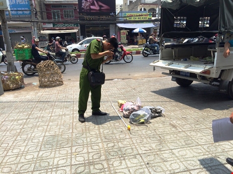 Lực lượng chức năng đ&atilde; thu thập một số đồ d&ugrave;ng của hai c&ocirc; g&aacute;i c&ograve;n ở hiện trường để phục vụ c&ocirc;ng t&aacute;c điều tra.