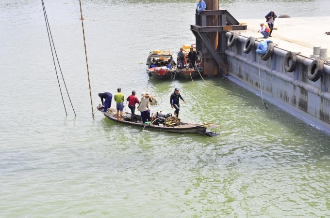 Cận cảnh trục vớt t&agrave;u đẩy s&agrave; lan g&acirc;y sập cầu Ghềnh