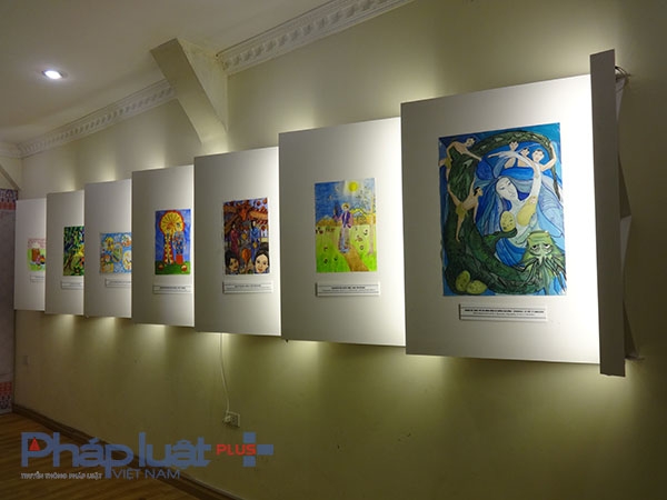 Một số t&aacute;c phẩm của c&aacute;c em nhỏ vẽ về Việt Nam v&agrave; nước Nga.