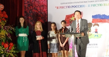 Khai mạc Triển lãm tranh “Em vẽ Việt Nam, em vẽ nước Nga”