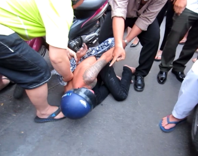 T&ecirc;n cướp bị người d&acirc;n v&acirc;y bắt.