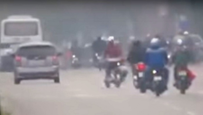 Bật xi nhan tr&aacute;i tr&ecirc;n cả qu&atilde;ng đường d&agrave;i d&ugrave; kh&ocirc;ng rẽ tr&aacute;i l&agrave;