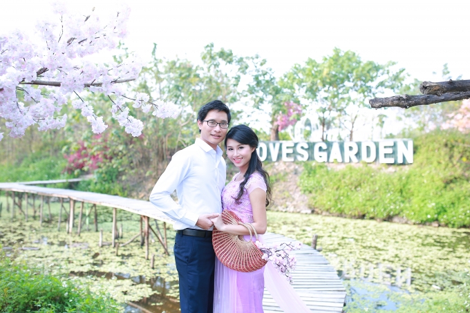 Tạ B&iacute;ch Hồng hạnh ph&uacute;c s&aacute;nh vai b&ecirc;n chồng.