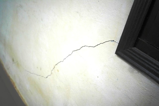 Vết nứt d&agrave;i ở gần khung cửa sổ.