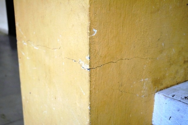 &nbsp;Vết nứt lại c&oacute; ở cột nh&agrave;.