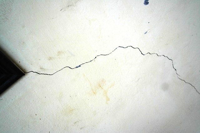 Xuất hiện rất nhiều vết nứt kiểu như thế n&agrave;y.
