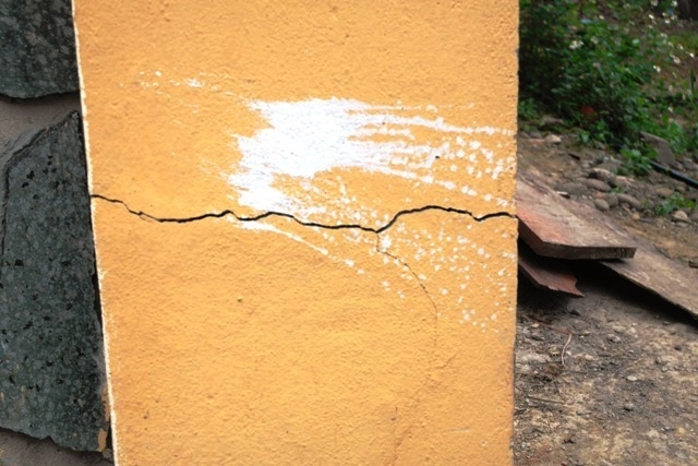 &nbsp;Một vết nứt lớn ở tường.