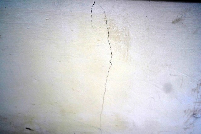 Nhưng vết nứt k&eacute;o d&agrave;i tại c&ocirc;ng tr&igrave;nh Nh&agrave; văn h&oacute;a x&atilde; Hương Ph&uacute;.