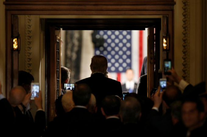 Theo BBC, trong b&agrave;i ph&aacute;t biểu lần n&agrave;y, Tổng thống Trump hứa sẽ &ldquo;kh&ocirc;i phục lại tinh thần Mỹ&rdquo;, đồng thời &ocirc;ng cho rằng sự lạc quan sẽ biến những giấc mơ kh&ocirc;ng thể th&agrave;nh c&oacute; thể v&agrave; mở ra một &ldquo;chương mới cho sự vĩ đại của nước Mỹ&rdquo;.