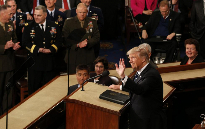 Trong b&agrave;i ph&aacute;t biểu của m&igrave;nh, Tổng thống Donald Trump cũng nhắc lại quyết định r&uacute;t nước Mỹ khỏi Hiệp định Đối t&aacute;c xuy&ecirc;n Th&aacute;i B&igrave;nh Dương (TPP) v&agrave; y&ecirc;u cầu nhanh ch&oacute;ng x&acirc;y dựng một bức tường dọc bi&ecirc;n giới Mỹ - Mexico nhằm đối ph&oacute; với t&igrave;nh trạng nhập cư bất hợp ph&aacute;p.