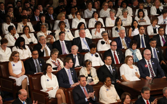 Theo kết quả điều tra dư luận do RealClearPolitics c&ocirc;ng bố, 44% số người Mỹ được hỏi n&oacute;i rằng tổng thống đang l&agrave;m tốt mọi việc.