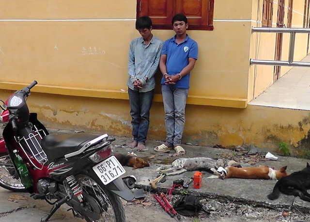 Hai thanh ni&ecirc;n trộm ch&oacute; c&ugrave;ng tang vật. (Ảnh: b&aacute;o C&ocirc;ng an nh&acirc;n d&acirc;n)