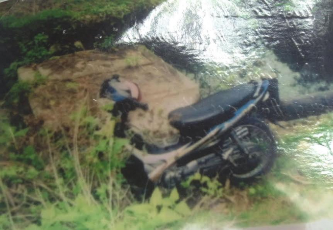 Chiếc xe m&aacute;y tại hiện trường.