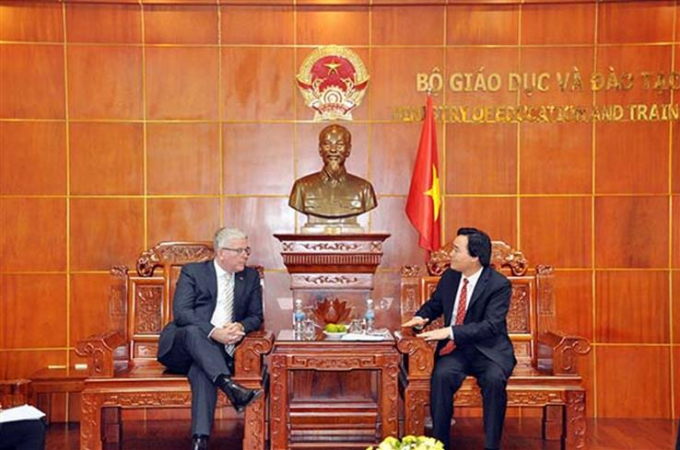 Bộ trưởng Ph&ugrave;ng Xu&acirc;n Nhạ v&agrave; Đại sứ Australia&nbsp;Craig Chittick trao đổi tại buổi l&agrave;m việc.