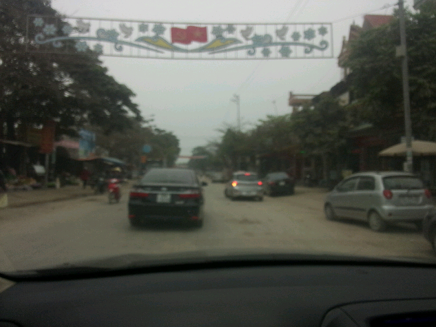 Sau khi chắn ngang đường, chiếc Camry đ&atilde; vượt l&ecirc;n rồi sau đ&oacute; c&agrave;i số l&ugrave;i đ&acirc;m v&agrave; xe nh&agrave; b&aacute;o Văn Thanh để h&agrave;nh hung.