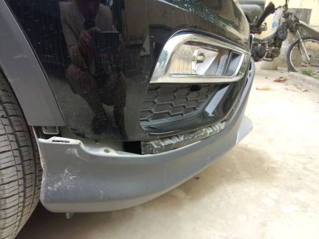 C&uacute; đ&acirc;m dằn mặt khiến đầu xe bị hư hỏng nhẹ