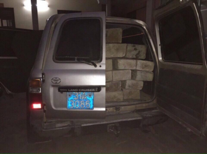 Phương tiện đang bị tạm giữ c&ugrave;ng 31 hộp gỗ b&aacute;ch xanh.