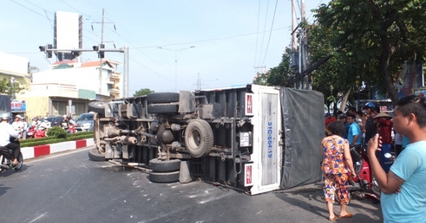 Tai nạn giao thông Plus: Xe tải ôm cua lật nhào, một phụ nữ thoát chết trong gang tấc