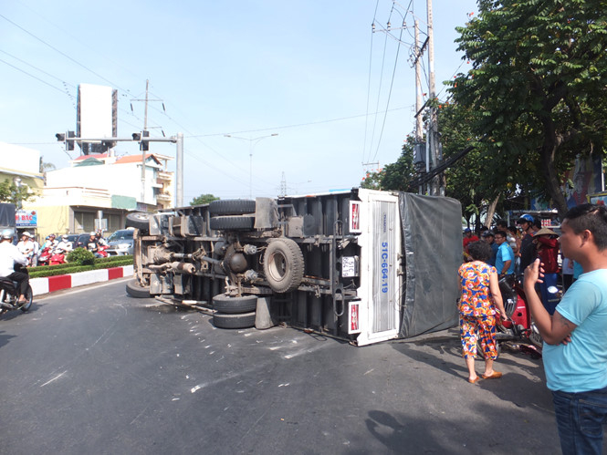 Hiện trường vụ tai nạn, phương tiện qua khu vực bị &ugrave;n tắc. Ảnh: L&ecirc; Lang.