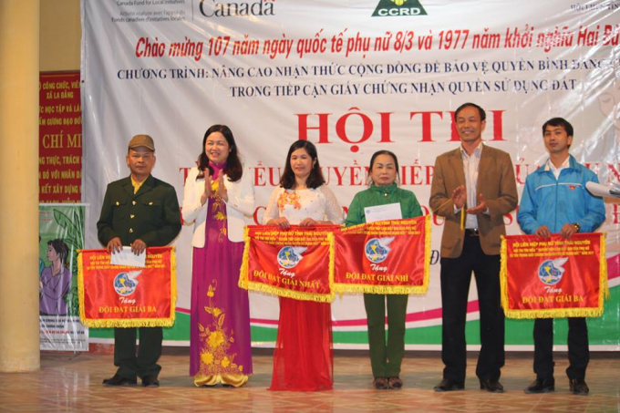 B&agrave; Hứa Thị Ch&acirc;u Giang - Ph&oacute; Chủ tịch Hội LHPN tỉnh Th&aacute;i Nguy&ecirc;n (thứ 2 từ tr&aacute;i qua) trao giải cho c&aacute;c đội xuất sắc Hội thi.