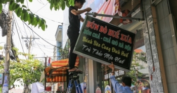 TP HCM: Nhiều hộ dân tự tháo bảng hiệu chiếm vỉa hè