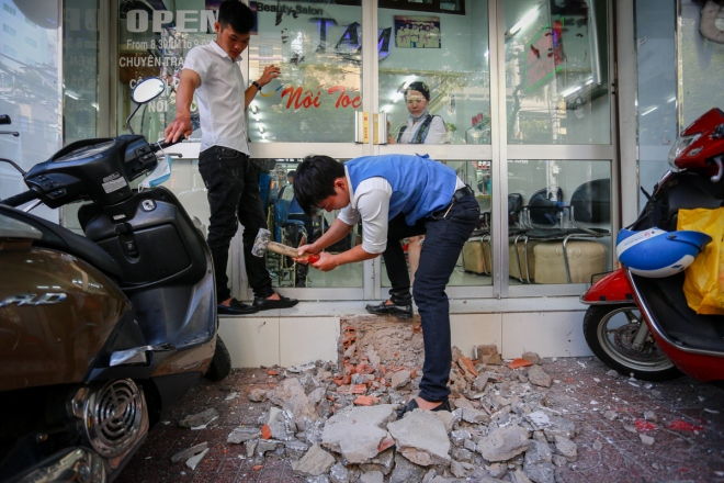 S&aacute;ng 1/3, nh&acirc;n vi&ecirc;n một tiệm t&oacute;c tr&ecirc;n đường L&yacute; Ch&iacute;nh Thắng (quận 3) d&ugrave;ng b&uacute;a đập lối l&ecirc;n xuống xe m&aacute;y để trả lại lối đi cho người đi bộ.&nbsp;Trước đ&oacute; ba ng&agrave;y, ch&iacute;nh quyền quận n&agrave;y đ&atilde; th&ocirc;ng b&aacute;o đề nghị c&aacute;c hộ d&acirc;n tự dọn dẹp, th&aacute;o dỡ những vi phạm trước khi quận kiểm tra, xử phạt.