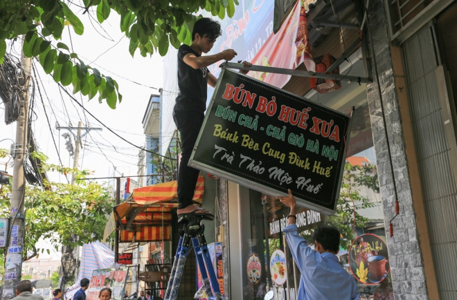 Tại huyện&nbsp;H&oacute;c M&ocirc;n, h&agrave;ng loạt hộ kinh doanh tr&ecirc;n đường Nguyễn Ảnh Thụ tự động dỡ bảng hiệu, c&ocirc;ng tr&igrave;nh lấn chiếm.