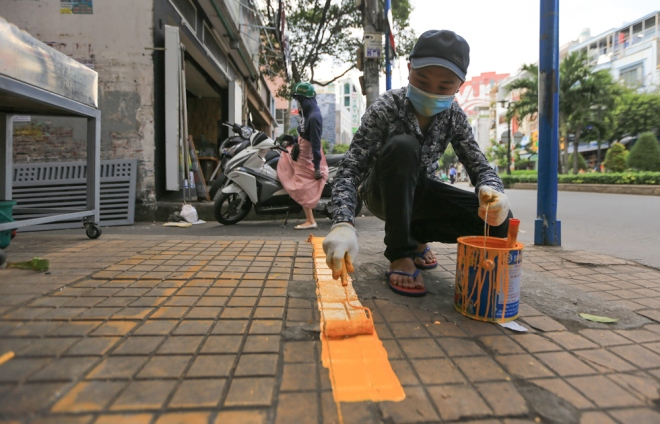 Tại quận&nbsp;Ph&uacute; Nhuận, s&aacute;ng 1/3, &ocirc;ng Nguyễn Th&agrave;nh Phương, Ph&oacute; chủ tịch UBND quận cho biết đ&atilde; th&ocirc;ng b&aacute;o với c&aacute;c hộ d&acirc;n v&agrave; cho họ thời gian tự th&aacute;o dỡ bảng hiệu, c&ocirc;ng tr&igrave;nh vi phạm trong v&ograve;ng một tuần. Tr&ecirc;n đường Phan X&iacute;ch Long, quận kẻ vạch sơn tr&ecirc;n vỉa h&egrave; để người d&acirc;n vừa c&oacute; chỗ kinh doanh, vừa c&oacute; lối đi bộ.