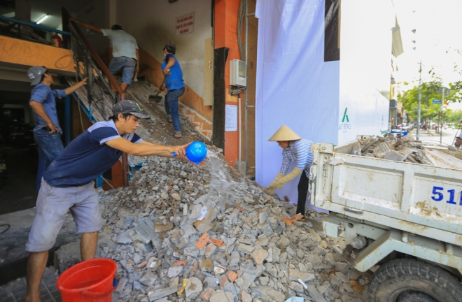 Trước động th&aacute;i của quận, c&aacute;c nh&acirc;n vi&ecirc;n kh&aacute;ch sạn tr&ecirc;n đường n&agrave;y c&ugrave;ng nhau th&aacute;o dỡ cầu thang lấn ra vỉa h&egrave;. Chủ kh&aacute;ch sạn cho biết, trước kia phải x&acirc;y cầu thang ra vỉa h&egrave; để xe dễ d&agrave;ng l&ecirc;n xuống.