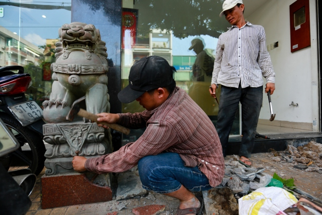 Một cửa h&agrave;ng gần đ&oacute; cũng thu&ecirc; hai c&ocirc;ng nh&acirc;n