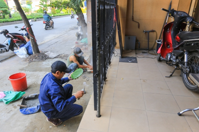 Để kh&aacute;ch c&oacute; chỗ để xe uống c&agrave; ph&ecirc;, kh&ocirc;ng phải đậu tr&ecirc;n vỉa h&egrave;, b&agrave; Thảo (chủ qu&aacute;n) đ&atilde; thu&ecirc; thợ hạ v&agrave; l&ugrave;i bớt nền nh&agrave;.