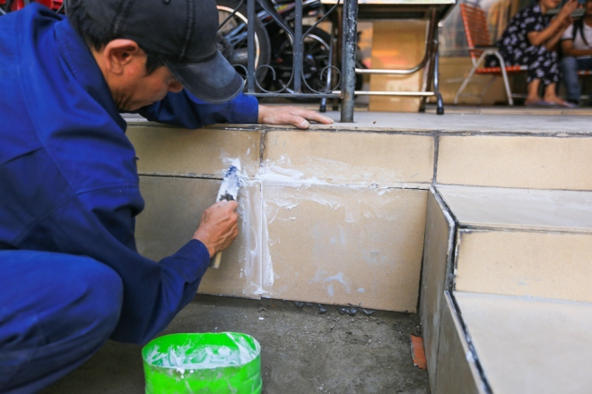 Nhiều nh&agrave; c&ugrave;ng sửa lại nền nh&agrave; v&agrave; bậc tam cấp sau khi đập bỏ phần lấn chiếm.