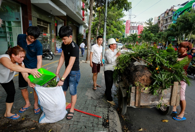 Chị Thoa, chủ một kh&aacute;ch sạn c&ugrave;ng nh&acirc;n vi&ecirc;n dọn dẹp vệ sinh.