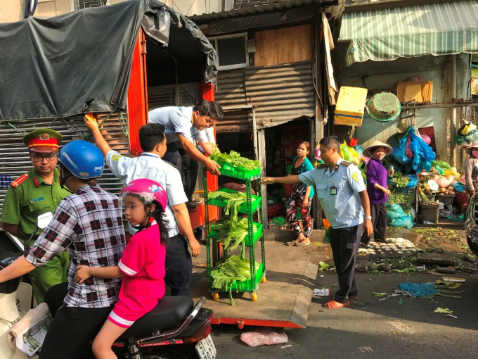 Lực lượng chức năng quận B&igrave;nh Thạnh ra qu&acirc;n xử l&yacute; c&aacute;c điểm lấn chiếm vỉa h&egrave; xung quanh chợ B&agrave; Chiểu.