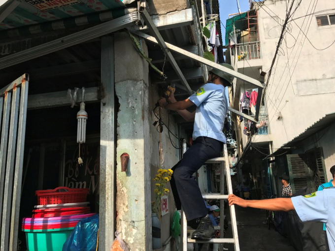 Th&aacute;o dỡ hạng mục lấn chiếm vỉa h&egrave;.