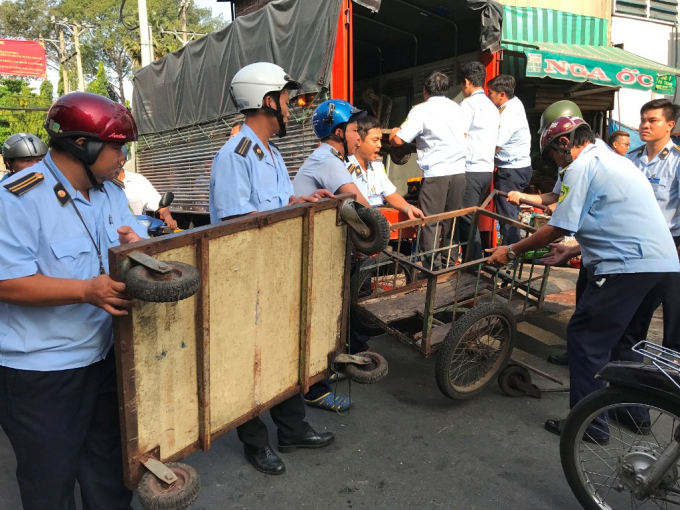 Xe b&aacute;n h&agrave;ng rong bị tịch thu.