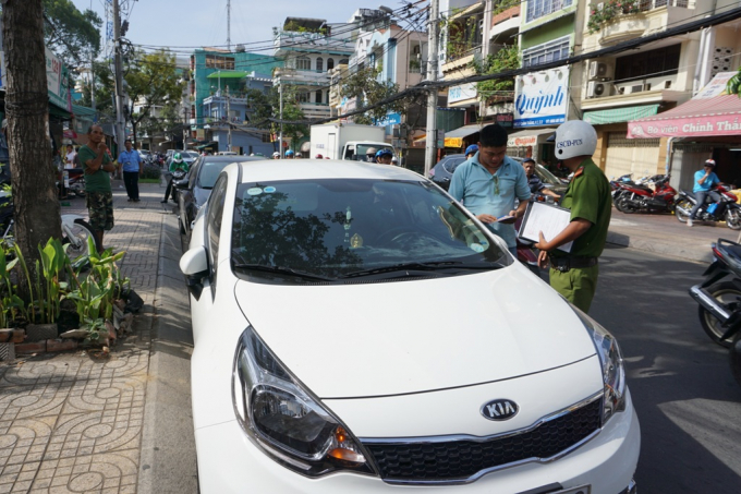 Xử l&yacute; xe đậu dưới l&ograve;ng đường.