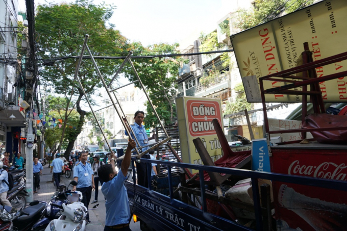 B&agrave;n ghế, bảng hiệu bị tịch thu.