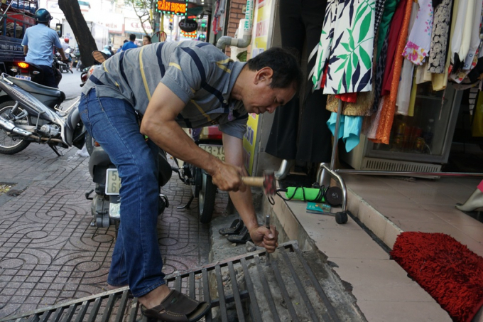 Người d&acirc;n tự th&aacute;o dỡ phần lấn chiếm vỉa h&egrave;.