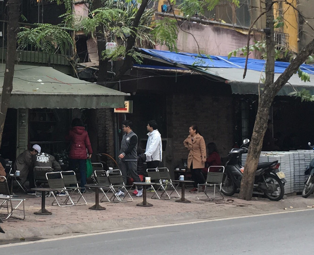 Chiếm dụng vỉa h&egrave; để kinh doanh h&agrave;ng qu&aacute;n, người đi bộ kh&ocirc;ng c&oacute; chỗ để đi.