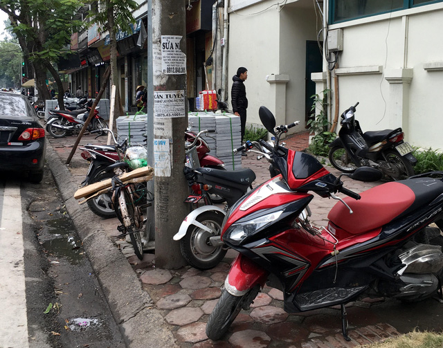 Thi c&ocirc;ng l&aacute;t lại vỉa h&egrave; v&agrave;