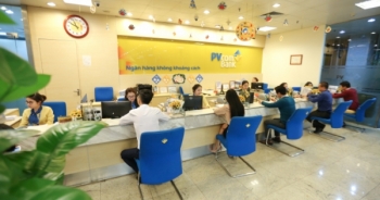 Khách hàng rút tiền khi PVcomBank đang chạy thử máy ATM