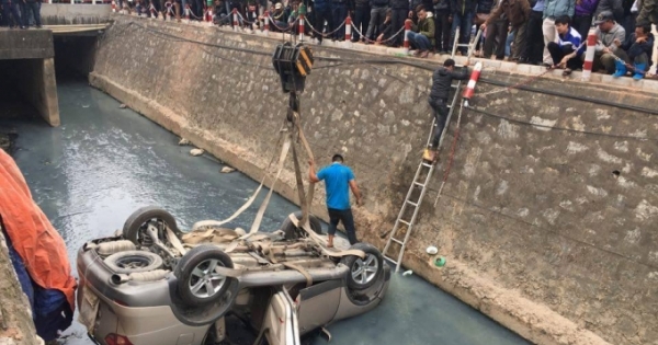 "Xế hộp" bất ngờ lao xuống mương, một phụ nữ bị mắc kẹt